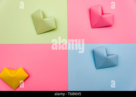 Forme de coeur fait de morceaux de papier coloré sur l'isolé sur fond blanc Banque D'Images