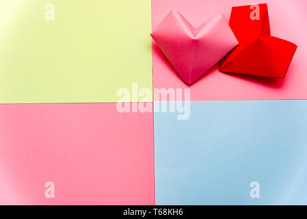 Forme de coeur fait de morceaux de papier coloré sur l'isolé sur fond blanc Banque D'Images