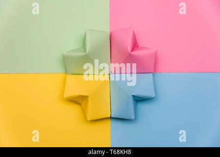 Forme de coeur fait de morceaux de papier coloré sur l'isolé sur fond blanc Banque D'Images