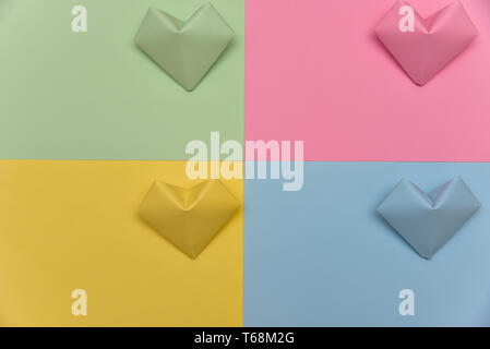Forme de coeur fait de morceaux de papier coloré sur l'isolé sur fond blanc Banque D'Images