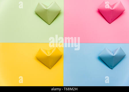 Forme de coeur fait de morceaux de papier coloré sur l'isolé sur fond blanc Banque D'Images