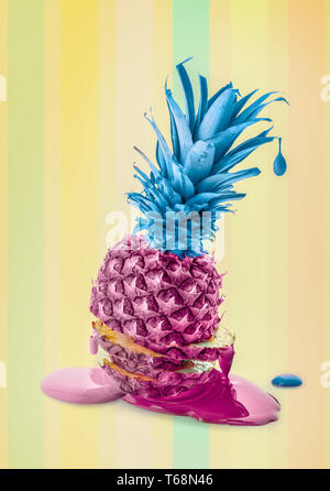 Couper l'ananas peints avec des gouttes de liquide sur fond couleur Banque D'Images