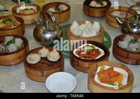 Dim Sum est un style de cuisine chinoise, en particulier le cantonais, préparé sous forme de petites bouchées des portions de nourriture servie dans de petits paniers vapeur. Banque D'Images