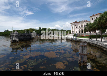 Miami, Floride, USA - 2019 : vue sur le Musée et Jardins de Vizcaya, l'ancienne villa et succession de businessman James Deering, situé à Coconut Grove. Banque D'Images