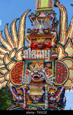 Bade crémation tour avec sculptures balinaises traditionnelles de démons et de fleurs sur la rue centrale de l'île de Ubud, Bali, Indonésie . Préparé pour une Banque D'Images