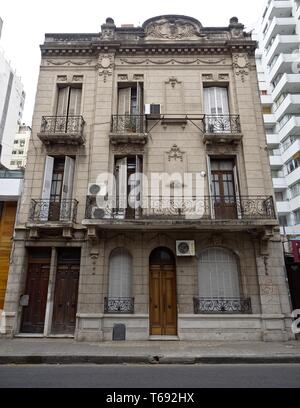 La ville de Cordoba, Cordoba, Argentine - 2019 : une maison traditionnelle près de le quartier du centre-ville affiche le style architectural typique de cette ville. Banque D'Images