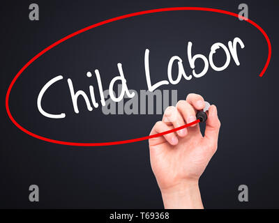 Man main écrit le travail des enfants avec marqueur noir sur l'écran visuel Banque D'Images