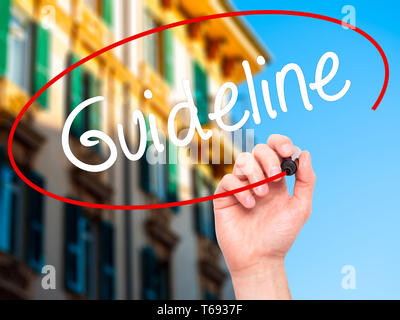 Man Main Ligne directrice d'écriture avec marqueur noir sur l'écran visuel Banque D'Images