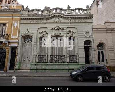 La ville de Cordoba, Cordoba, Argentine - 2019 : une maison traditionnelle près de le quartier du centre-ville affiche le style architectural typique de cette ville. Banque D'Images