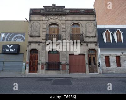 La ville de Cordoba, Cordoba, Argentine - 2019 : une maison traditionnelle près de le quartier du centre-ville affiche le style architectural typique de cette ville. Banque D'Images