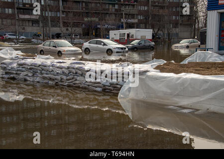 Westmount, Québec, Canada - 29 Avril 2019 : Voitures submergé durant les inondations du printemps Banque D'Images