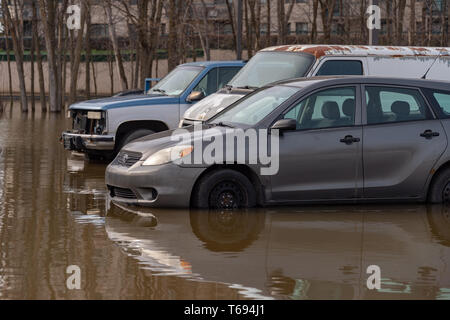 Westmount, Québec, Canada - 29 Avril 2019 : Voitures submergé durant les inondations du printemps Banque D'Images