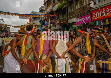 07-Aug-2010-divotis tribal à l'occasion de danse du temple BAPS Swaminarayan Mandir nagar yatra Dhule Maharashtra Inde Asie Banque D'Images