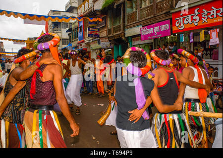 07-Aug-2010-divotis tribal à l'occasion de danse du temple BAPS Swaminarayan Mandir nagar yatra Dhule Maharashtra Inde Asie Banque D'Images