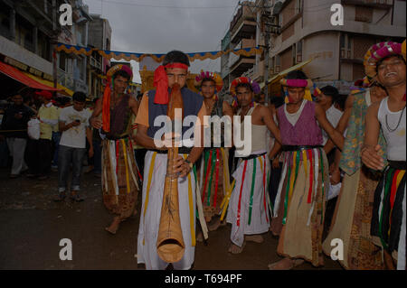 07-Aug-2010-divotis tribal à l'occasion de danse du temple BAPS Swaminarayan Mandir nagar yatra Dhule Maharashtra Inde Asie Banque D'Images