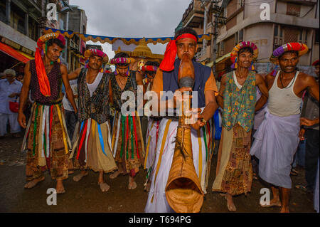 07-Aug-2010-divotis tribal à l'occasion de danse du temple BAPS Swaminarayan Mandir nagar yatra Dhule Maharashtra Inde Asie Banque D'Images