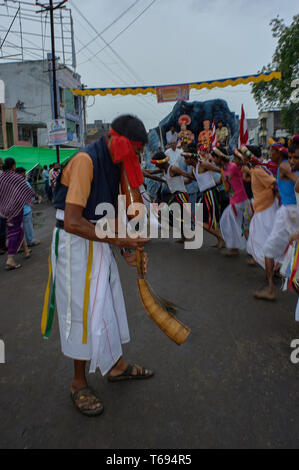 07-Aug-2010-divotis tribal à l'occasion de danse du temple BAPS Swaminarayan Mandir nagar yatra Dhule Maharashtra Inde Asie Banque D'Images