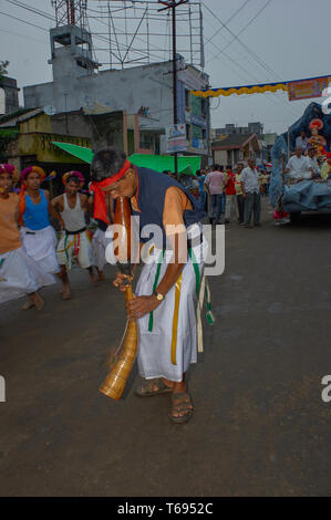 07-Aug-2010-divotis tribal à l'occasion de danse du temple BAPS Swaminarayan Mandir nagar yatra Dhule Maharashtra Inde Asie Banque D'Images