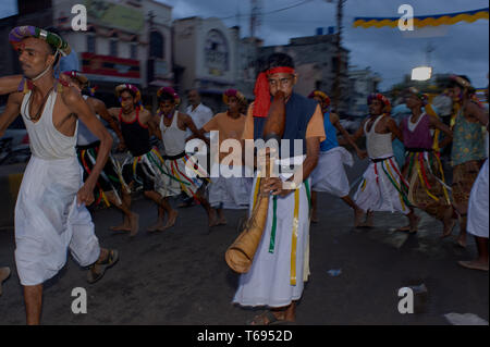 07-Aug-2010-divotis tribal à l'occasion de danse du temple BAPS Swaminarayan Mandir nagar yatra Dhule Maharashtra Inde Asie Banque D'Images