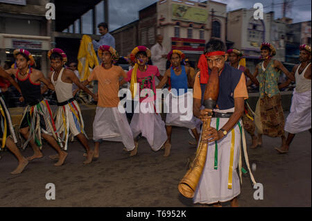 07-Aug-2010-divotis tribal à l'occasion de danse du temple BAPS Swaminarayan Mandir nagar yatra Dhule Maharashtra Inde Asie Banque D'Images