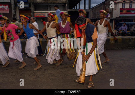 07-Aug-2010-divotis tribal à l'occasion de danse du temple BAPS Swaminarayan Mandir nagar yatra Dhule Maharashtra Inde Asie Banque D'Images