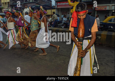 07-Aug-2010-divotis tribal à l'occasion de danse du temple BAPS Swaminarayan Mandir nagar yatra Dhule Maharashtra Inde Asie Banque D'Images