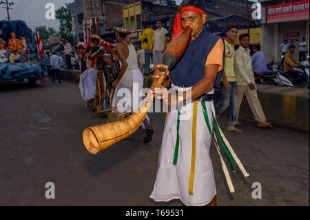 07-Aug-2010-divotis tribal à l'occasion de danse du temple BAPS Swaminarayan Mandir nagar yatra Dhule Maharashtra Inde Asie Banque D'Images