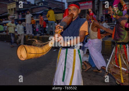 07-Aug-2010-divotis tribal à l'occasion de danse du temple BAPS Swaminarayan Mandir nagar yatra Dhule Maharashtra Inde Asie Banque D'Images
