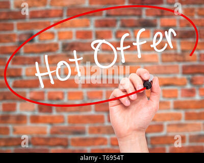 Man main écrit Sex offre avec marqueur noir sur l'écran visuel. Banque D'Images