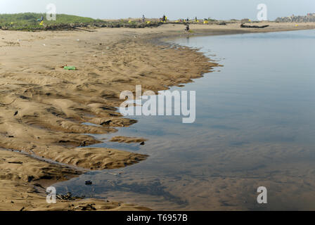 Les personnes qui reçoivent la pollution en plastique à partir de la marée haute de l'estuaire du fleuve Umgeni, Durban, KwaZulu-Natal, Afrique du Sud, paysage, plage Banque D'Images