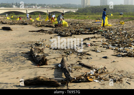 Durban, le KwaZulu-Natal, Afrique du Sud, la pollution en plastique, des bénévoles de la collectivité pour la collecte des emballages à partir de plage dans l'estuaire de la rivière Umgeni, personnes Banque D'Images