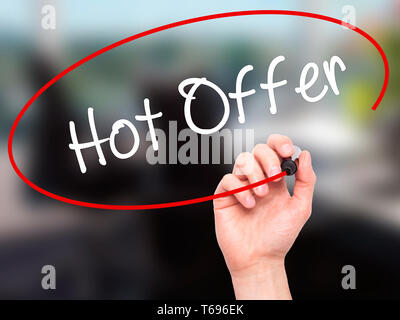 Man main écrit Sex offre avec marqueur noir sur l'écran visuel. Banque D'Images