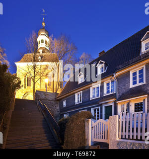 Son église dans la vieille ville de Graefrath, Solingen, Nord-Rhénanie-Westphalie, Allemagne Banque D'Images