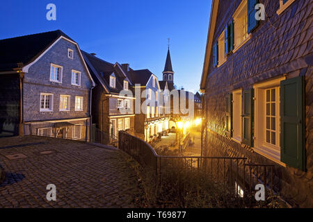 Vieille ville et église évangélique de Graefrath, Solingen, Nord-Rhénanie-Westphalie, Allemagne Banque D'Images