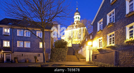 Son église dans la vieille ville de Graefrath, Solingen, Nord-Rhénanie-Westphalie, Allemagne Banque D'Images