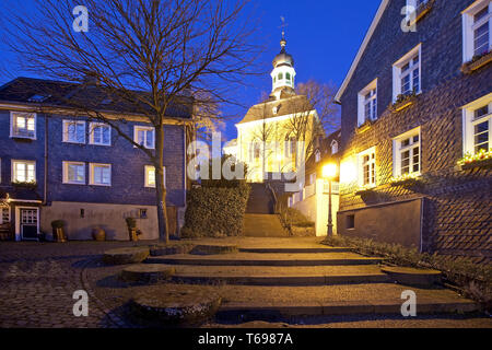 Son église dans la vieille ville de Graefrath, Solingen, Nord-Rhénanie-Westphalie, Allemagne Banque D'Images