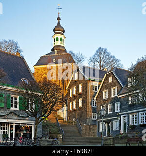 Son église dans la vieille ville de Graefrath, Solingen, Rhénanie du Nord-Westphalie, Allemagne Banque D'Images