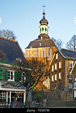 Son église dans la vieille ville de Graefrath, Solingen, Rhénanie du Nord-Westphalie, Allemagne Banque D'Images