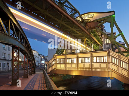 La gare la suspension Wuppertal Werther Bruecke, Wuppertal, Rhénanie du Nord-Westphalie, Allemagne Banque D'Images