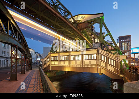 La gare la suspension Wuppertal Werther Bruecke, Wuppertal, Rhénanie du Nord-Westphalie, Allemagne Banque D'Images