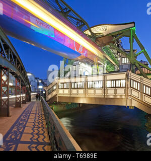 La gare la suspension Wuppertal Werther Bruecke, Wuppertal, Rhénanie du Nord-Westphalie, Allemagne Banque D'Images