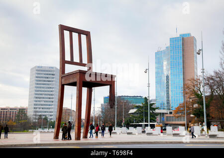 Chaise brisée monument situé près du Palais des Nations Unies à Genève Banque D'Images