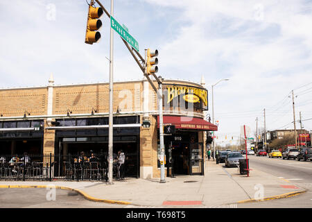 Frères Bar and Grill à l'angle de Guilford Avenue et Broad Ripple Avenue à Indianapolis, Indiana, États-Unis. Banque D'Images