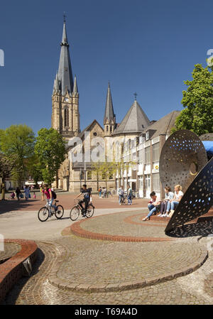 Rosée du matin fontaine et église St.-Pankratius, Emsdetten, Rhénanie du Nord-Westphalie, Allemagne Banque D'Images