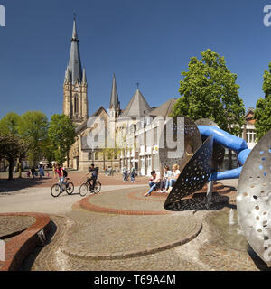 Rosée du matin fontaine et église St.-Pankratius, Emsdetten, Rhénanie du Nord-Westphalie, Allemagne Banque D'Images