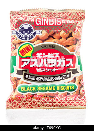 Winneconne, WI - 28 Avril 2019 : un paquet de biscuits de sésame noir asperges Ginbus sur un fond isolé Banque D'Images