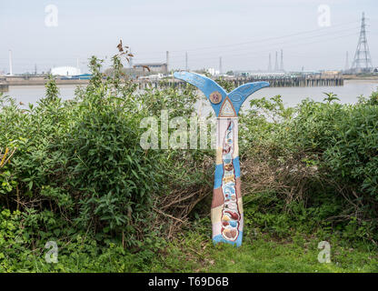 Marqueur sur la Thames Path Cycle près de Woolwich Banque D'Images