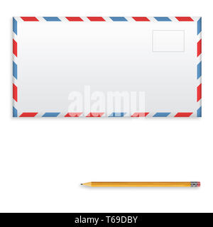 Enveloppe Poste et crayon jaune isolé sur fond blanc. Banque D'Images