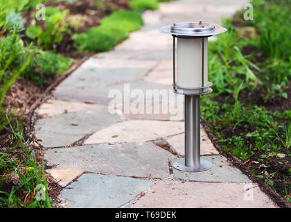 Lampe à énergie solaire sur le chemin de jardin. Banque D'Images