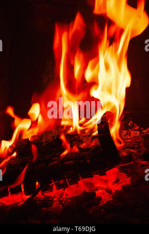 Cheminée brûler. Brûler Chaud rougeoyant et le feu dans une cheminée. Banque D'Images